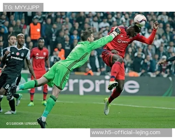 贝西克与里昂最新比赛结果揭晓双方表现分析与精彩瞬间回顾